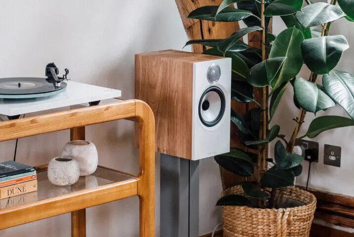 bowers-wilkins-606-s3-with-turntable.webp